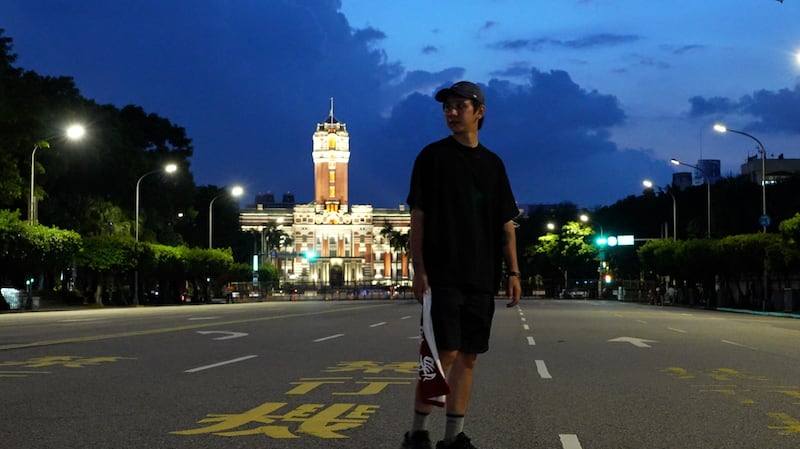 《零日攻击》剧组以台湾总统府为背景，拍摄战争前夕的抗争活动，冲突风云诡谲。（陈建飞摄影）