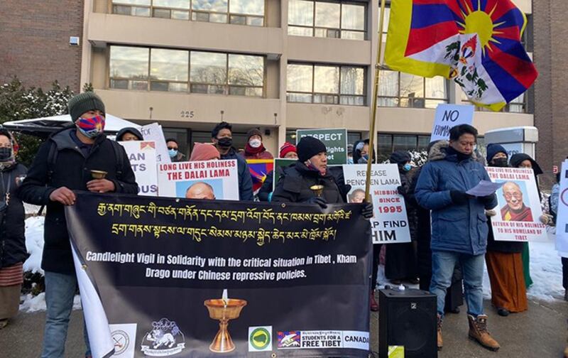 索南(Sunny Sonam)(右)本周在多伦多中国领事馆前组织反对中国残害西藏人民的示威集会,他期待渥太华强硬对抗中国。 (索南提供)