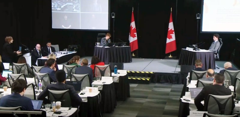 特鲁多在听证会上接受相关机构的代表律师质询,回应一些外界认定的疑点。 (视频会议截图/记者柳飞提供)