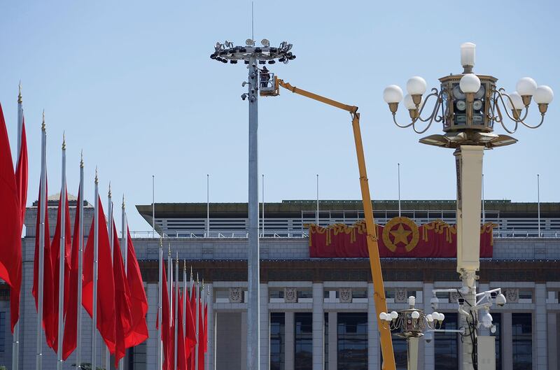 2019年8月27日,天安门广场前,工程人员开始拆卸路边架空设备,包括路灯和交通指示牌、钢架等。(路透社)