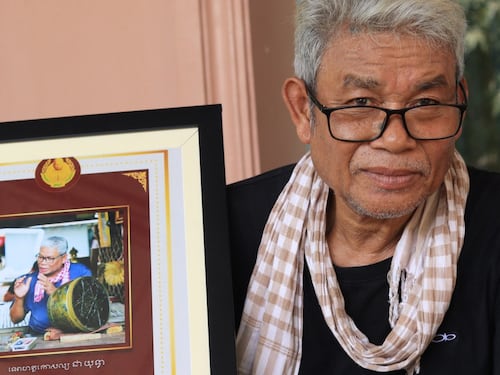 អ្នកប្រកបអាជីពផលិតសម្ភារៈមរតកវប្បធម៌បុរាណ ជំរុញឱ្យរដ្ឋាភិបាលជួយរកទីផ្សារ