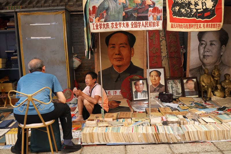 2024年8月3日所拍摄的北京潘家园古玩市场内的一个旧书书摊(路透社)