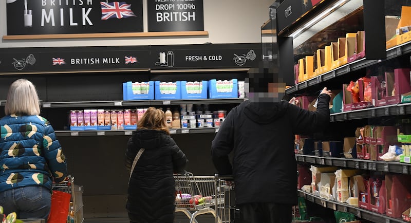 阿鐵在英國的「遊客生活」就是逛超市、做家務,但他認為能夠與家人團聚已是福份,反而更擔心其他尚在香港的「手足」,如何能合法到英國尋求庇護。(梁銘康攝)