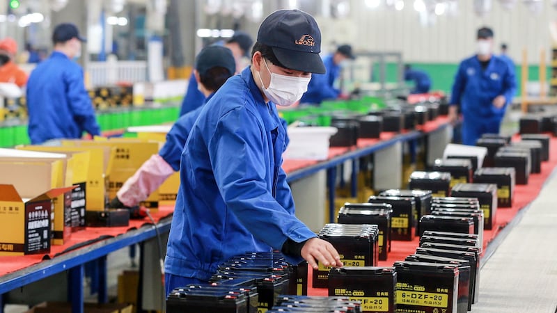 3月份中国大中型企业已经复工,而2月份,大部分企业仍在停工状态。图为,2020年3月30日,安徽省淮北市一家工厂的员工在电池生产线上工作。(法新社)