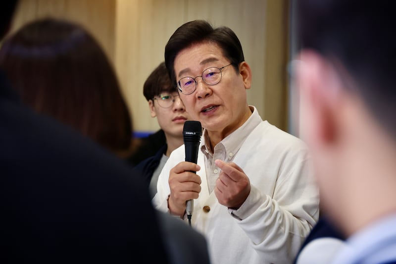 더불어민주당 이재명 대선 후보가 26일 경기 수원시 영통구 아주대학교 혁신공유라운지에서 청년 정책을 논의하기 위해 대학생들과 간담회를 하고 있다.