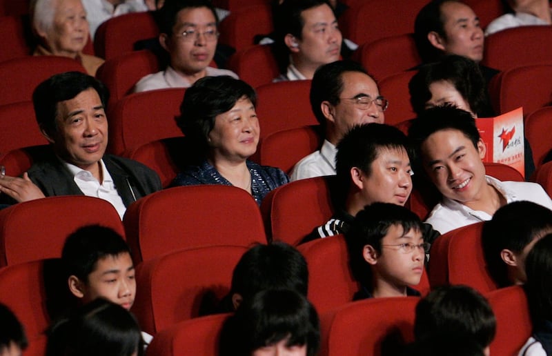 2009年5月19日,薄熙来(左上)与儿子薄瓜瓜(右,白衣)观看重庆革命歌曲演唱会。(路透社)