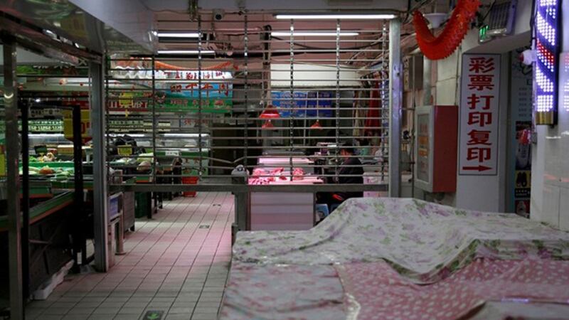 新冠病毒爆发冲击中国经济。图为处于半关闭状态的一家中国超市。(路透社)