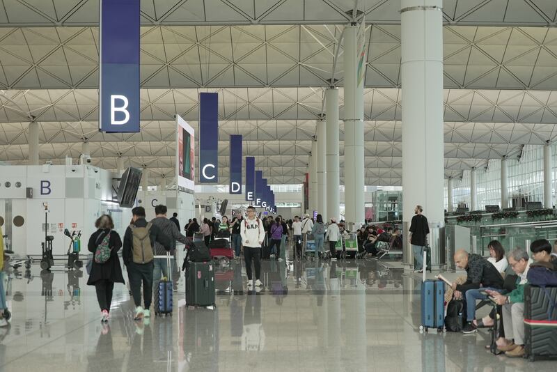 香港機場據資料顯示,仍未回復疫情前的客運量水平。(衛斯攝)