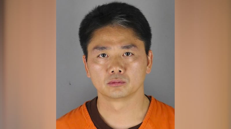 2018年8月31日“京东”创办人兼首席执行官刘强东在美国涉嫌性侵被捕,9月1日下午获释。(AP图片)