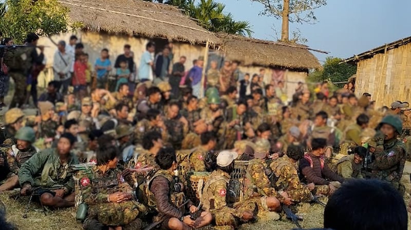 အိန္ဒိယနိုင်ငံဘက် ထွက်ပြေးခိုလှုံခဲ့သည့် စစ်ကောင်စီတပ်သားများအား ၂၀၂၄ ခုနှစ်၊ ဇန်နဝါရီ လ ၁၇ ရက်နေ့က တွေ့ရစဉ်။ (Photo: The Lawngtlai Post)