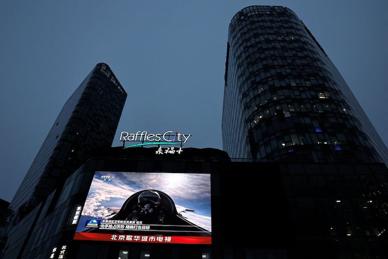 2024年5月24日,北京街头的大屏幕正在播放解放军东部战区在台湾周边军事演习的新闻。(路透社)