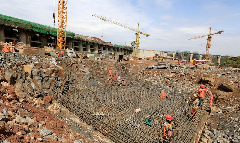 中国以低价策略抢占全球水电建设市场，并输出国内过剩产能如钢材，图为乌干达的卡鲁玛水电站。