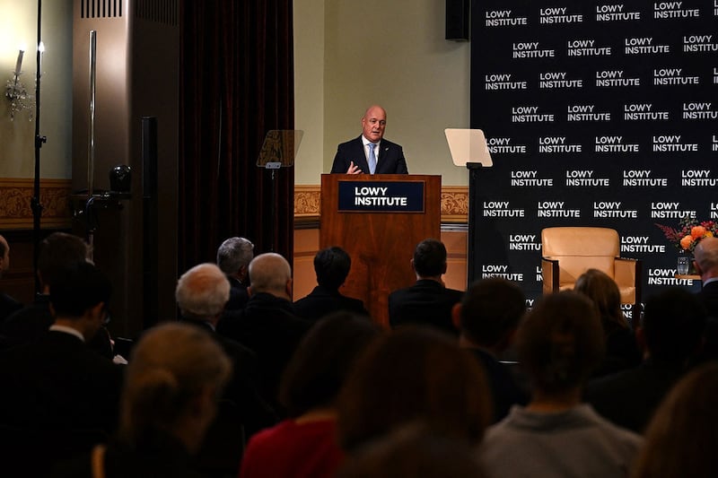 2024年8月15日,新西兰总理拉克森在悉尼的洛伊研究所(Lowy Institute)发表演说。(法新社)