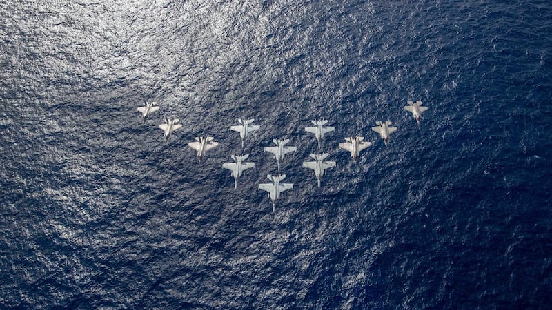 三航舰舰载机编队飞行。（脸书图片/U.S. Pacific Fleet/U.S. Navy）