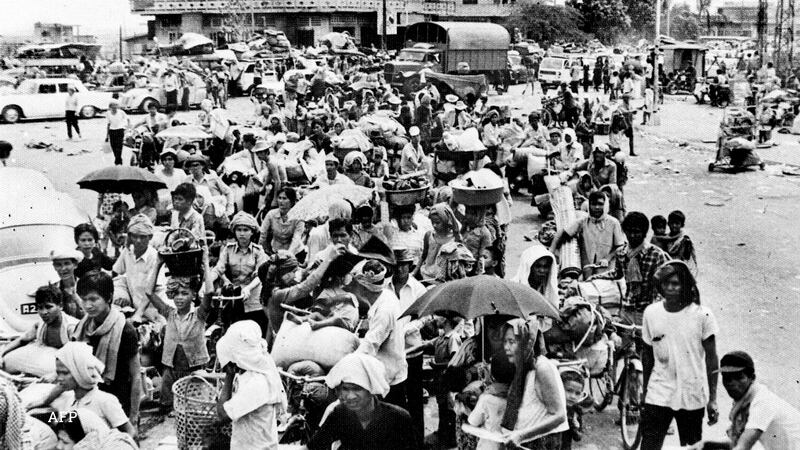 Cambodian_citizens_leaving_city_by_KR_eviction_on_April_17_1975_AFP.jpg