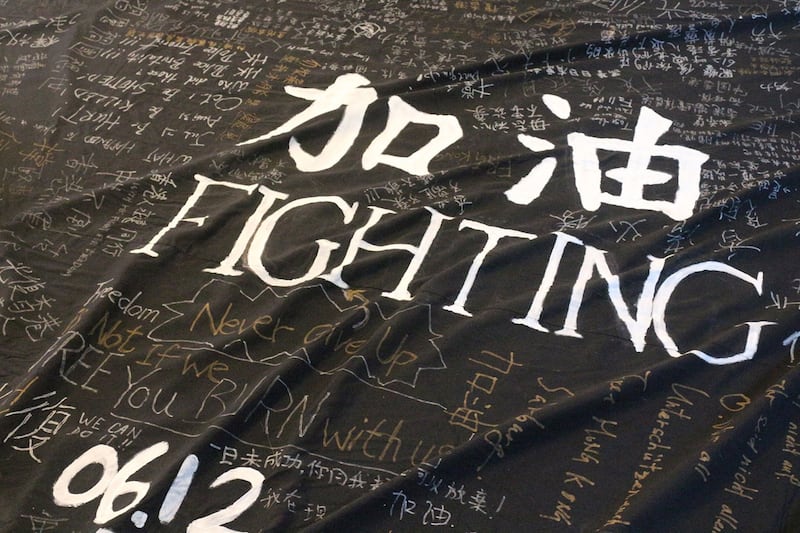 穿石 Surmount / 香港骚动年代—抗志,20日起在台北剥皮寮历史街区展出。(香港边城青年脸书)