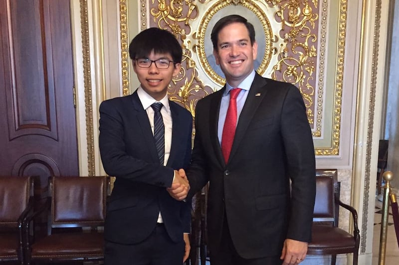 2016年，黃之鋒在與時任CECC聯合主席魯比奧會面（黃之鋒Twitter圖片）
