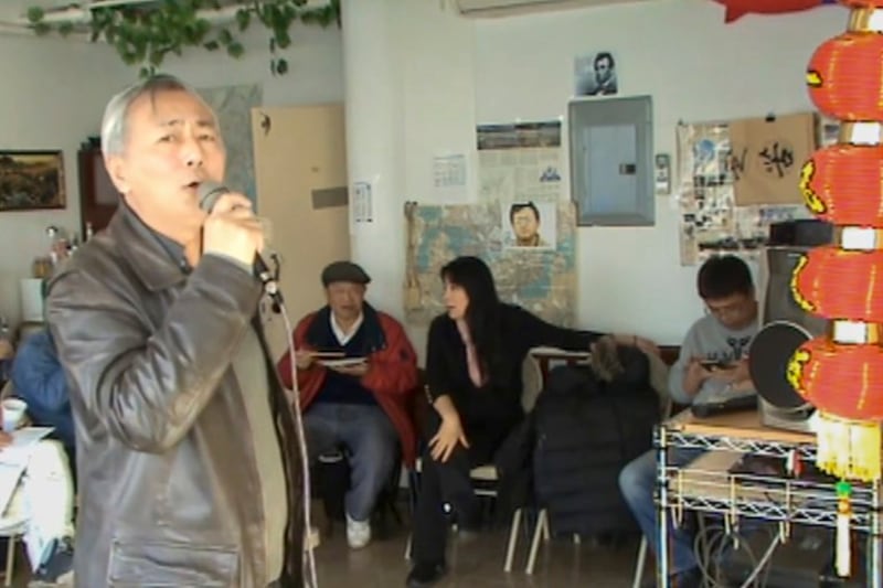 唐元隽在2017年春节茶会上唱卡拉OK (唐元隽Youtube)