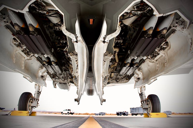 [2] F-35A 내부 무장창에 탑재되는 GBU-39 SDB(출처 - 미 공군).jpg