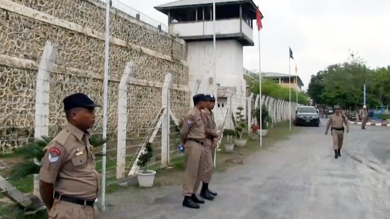 မန္တလေးမြို့၊ အိုးဘိုအကျဉ်းထောင်ဝန်ထမ်းအချို့အား ၂၀၂၀ ခုနှစ်၊ ဧပြီလ ၁၇ ရက်နေ့က တွေ့ရစဉ်။ (Photo: RFA)