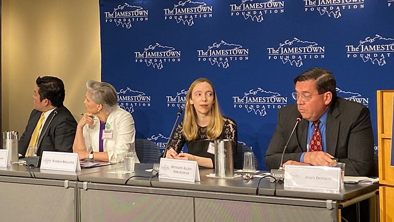 美国知名记者贝书颖(Bethany Allen-Ebrahimian)(右二)在研讨会上讲话(记者王允摄影)