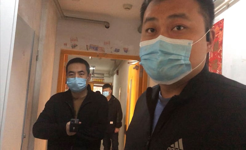 2023年4月14日,便衣公安(图)上门限制律师王宇和包龙军出行。(王宇独家提供)