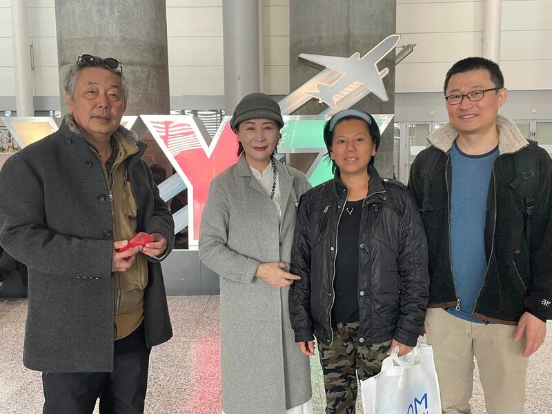 韦亚妮(右2)在多伦多转机时,旅加中国民运人士傅辞丶盛雪丶董昕特地到机场欢迎她。韦亚妮对这些完全不认识的人却提供这麽大的帮助,非常感动。 (盛雪提供)