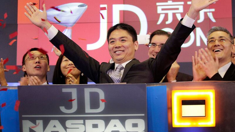 2014年5月22日,京东集团在美国纳斯达克证券交易所正式挂牌上市。图为刘强东在上市现场。 (美联社)