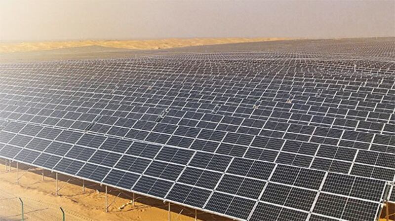 加拿大太阳能公司在新疆图木舒克市建立发电厂,安装129,600价太阳能模块。 (加拿大太阳能公司网站)