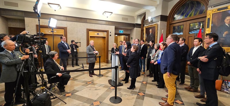 外国干预伤害加拿大民主,许多媒体高度关注此议题,询问各党派国会议员如何防堵外国干预。(记者柳飞拍摄)