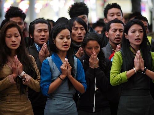 བོད་པའི་མི་རབས་གཞོན་པ་ཚོས་བོད་ཀྱི་འཐབ་རྩོད་རྒྱུན་འཁྱོངས་བྱེད་བཞིན་པ།