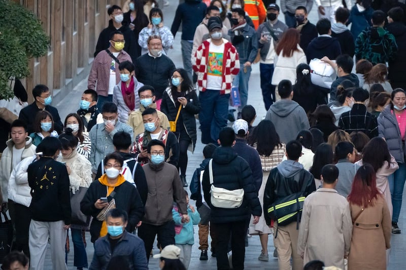 上海封控期间，曾有年轻人为了抵抗不合理的隔离检疫政策，而悲怆地喊出“这是我们最后一代”，这一时代的呼声引发舆论共鸣。（美联社资料图片）