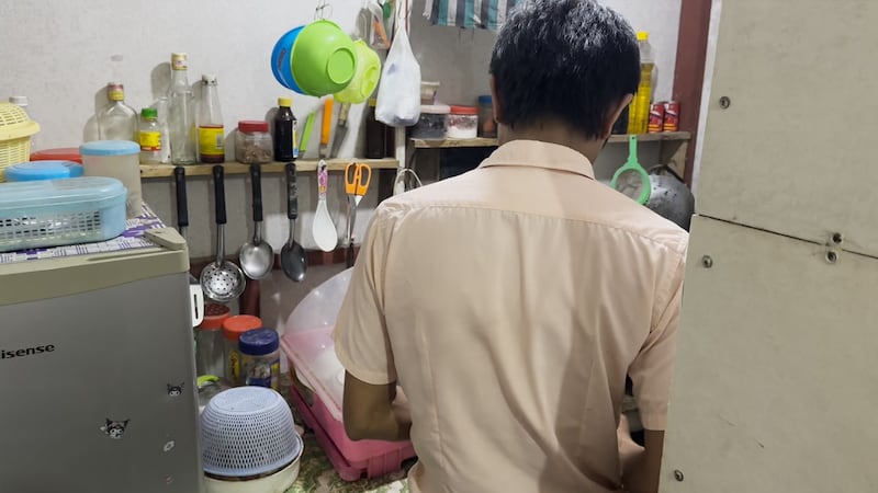 ရန်ကုန်မြို့၊ နေအိမ်တစ်အိမ်ရှိ မီးဖိုချောင်တွင် ချက်ပြုတ်နေသူတစ်ဦးအား ၂၀၂၄ ခုနှစ်၊ နိုဝင်ဘာလ ၂ ရက်နေ့တွင် တွေ့ရစဉ်။ (Photo: RFA)