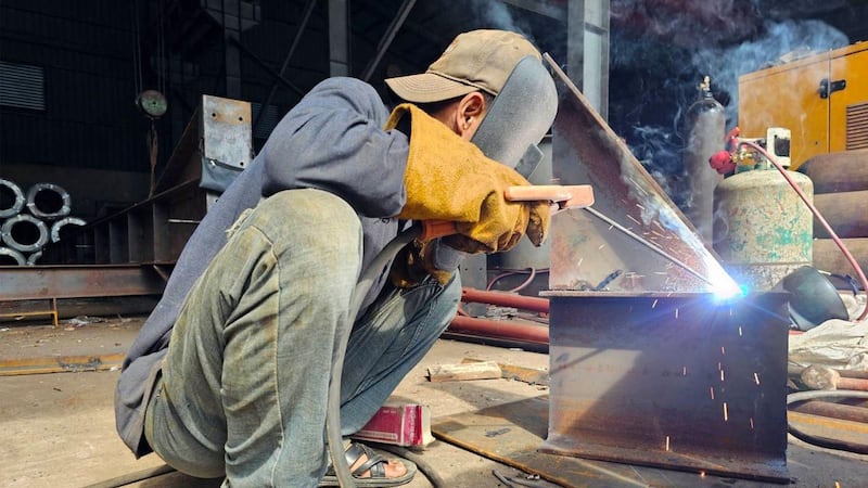 ရန်ကုန်တိုင်း၊ တောင်ဒဂုံမြို့နယ် စက်မှုဇုန်ရှိ အလုပ်ရုံတစ်ခုတွင် အလုပ်လုပ်နေသူတစ်ဦးအား ၂၀၂၄ ခုနှစ်၊ မေလ ၃၀ ရက်နေ့က တွေ့ရစဉ်။ (Photo: RFA)