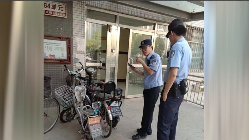 倪玉兰的丈夫在家门口停放的破旧单车遭破坏》(志愿者提供/记者乔龙)