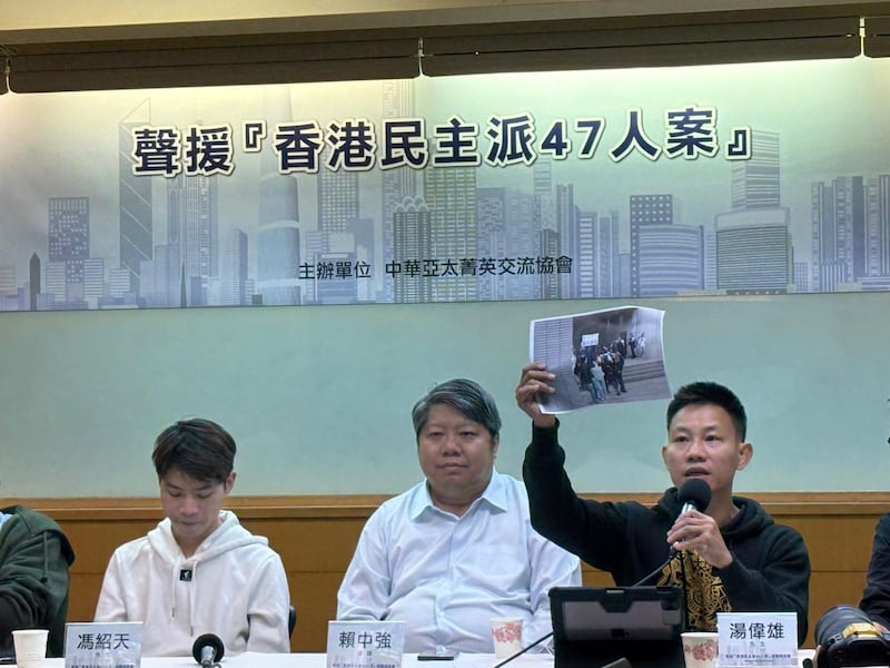 赴汤展示四十七人案判决时在法院外有家属因举牌被警察带走的图片,显示港府对人权打压变本加厉。(陈子非摄)