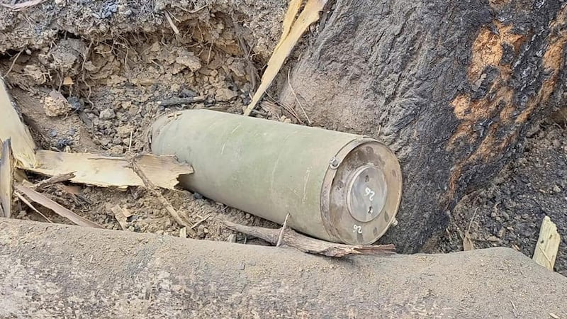 ချင်းပြည်နယ်တွင် ၂၀၂၃ ခုနှစ်၊ ဧပြီလအတွင်း စစ်ကောင်စီတပ် လေကြောင်းမှ ပစ်ခတ်ခဲ့သည့် လက်နက်ကြီးကျည်ခွံတစ်ခုကို တွေ့ရစဉ်။ (Photo: CDF - Mindat)