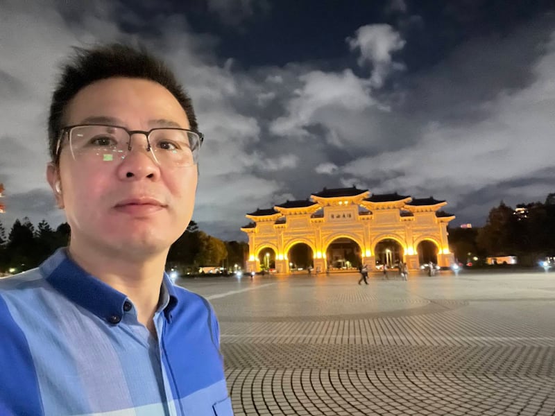 肖玉辉在广东曾多次因帮助弱势群体维权,要求官员公开个人财产,遭到拘留、传唤。(肖育辉提供)