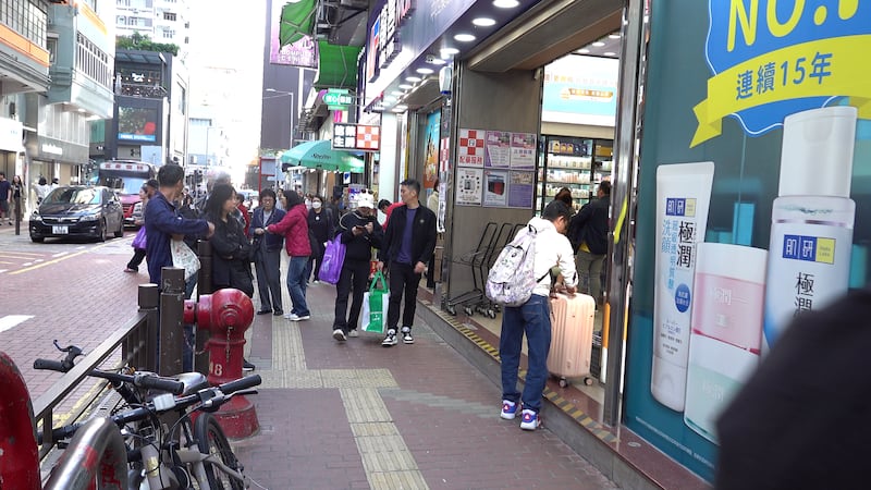 中國的「衛生棉醜聞」在11月初開始傳出,記者近日到旺角及上水一帶視察,見到不少到港掃貨的拖篋客。(衛斯攝)