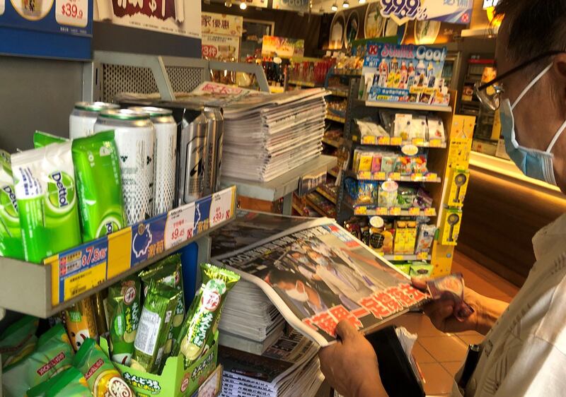 《苹果日报》创办人黎智英被捕,市民抢购报纸声援。(乔龙摄)