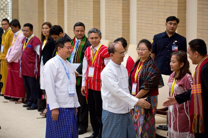 ၂၀၁၅ ခုနှစ် စက်တင်ဘာလ ၉ ရက်နေ့က နေပြည်တော်တွင် ပြုလုပ်သည့် တစ်နိုင်ငံလုံး အပစ်အခတ်ရပ်စဲမည့် NCA သဘောတူစာချုပ် လက်မှတ်ရေးထိုးနိုင်ရေး အစည်းအဝေးတွင် တိုင်းရင်းသားလက်နက်ကိုင်အဖွဲ့ ကိုယ်စားလှယ်များကို သမ္မတဦးသိန်းစိန် ကြိုဆိုနှုတ်ဆက်နေစဉ်။ (Gemunu Amarasinghe/AP)