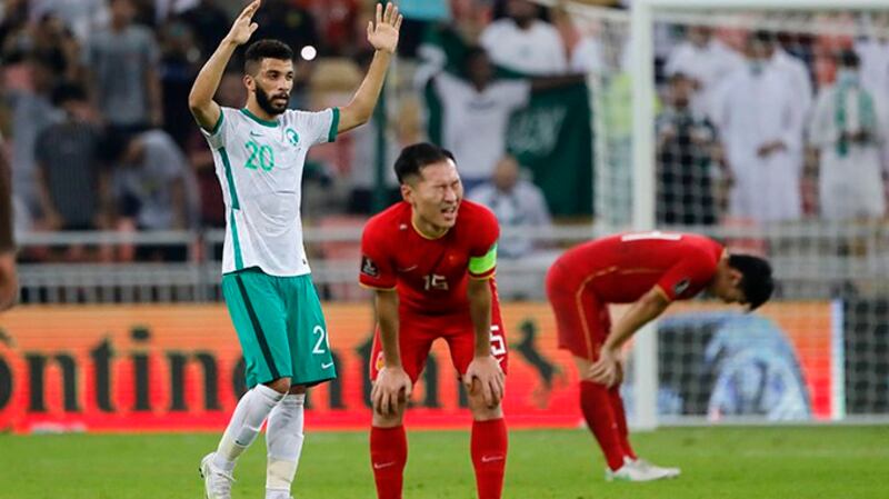 中国足球队(红色球衣)2021年10月13日在世界杯预赛中负于沙特阿拉伯队(美联社)