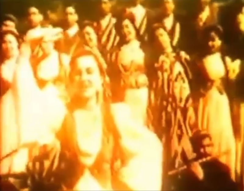 «دەرنەك» پائالىيىتىدە سەنئەت نومۇرى كۆرسىتىۋاتقان مەركىزىي ئۇيغۇر ئۇيۇشمىسى قارىمىقىدىكى سانايى-نەفىسەنىڭ سەنئەتچىلىرى (1948-يىل، ئۈرۈمچى).