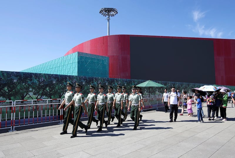 2019年8月27日,中国武警在天安门广场附近巡逻。(路透社)
