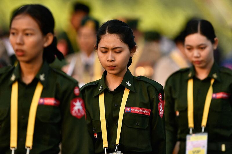 ၂ဝ၂၄ ခုနှစ် မတ်လ ၂၇ ရက်နေ့က နေပြည်တော်တွင် ကျင်းပသည့် တပ်မတော်နေ့အခမ်းအနား တက်ရောက်လာကြသော စစ်ကောင်စီတပ်ဖွဲ့ဝင် အမျိုးသမီးတချို့အား တွေ့ရစဉ်။ (Photo: AFP)