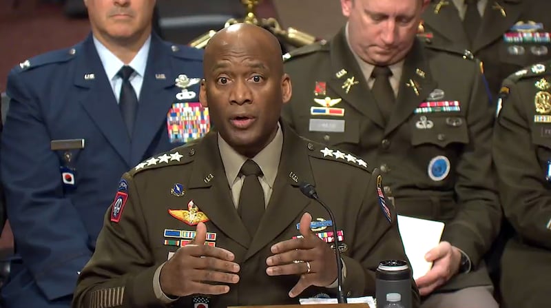 제이비어 브런슨 주한미군사령관이 10일 워싱턴DC에서 열린 상원 군사위원회 청문회에서 발언하고 있다.