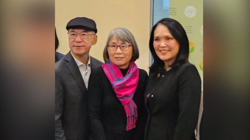 加拿大国会议员关慧贞(右一)上个月已向国会递交加速外国代理人登记立法的请愿案。请愿案受到加拿大公民协进会会长董达成(左一)和温支联主席李美宝(中)支持。 (记者柳飞拍摄)