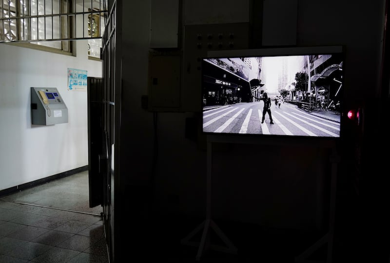 台國家人權博物館首次開放戒嚴時期關押政治犯的監倉,港流亡藝術家黃國才獲邀設「和勇光時」藝術展。(淳音 攝)