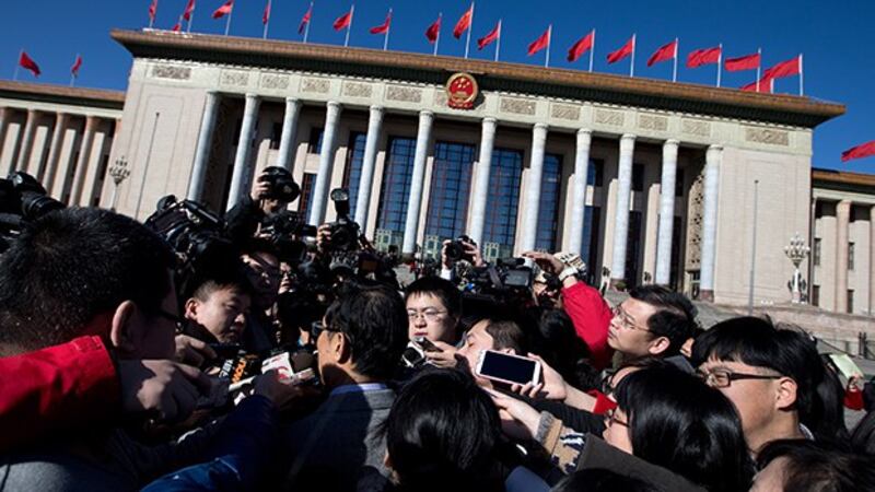 记者采访参加中国“两会”的部分代表(美联社资料图)