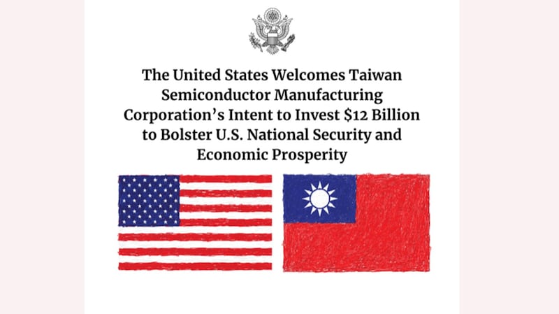 美国国务院亚太媒体中心脸书,转贴国务卿发表台积电投资新闻稿,并贴上台美双方国旗。(截图自脸书)